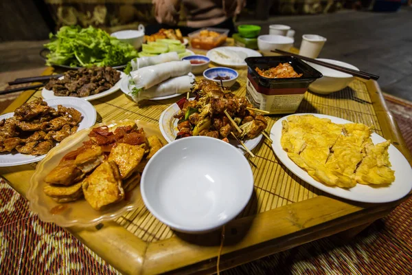 伝統的なベトナム料理のテーブル — ストック写真