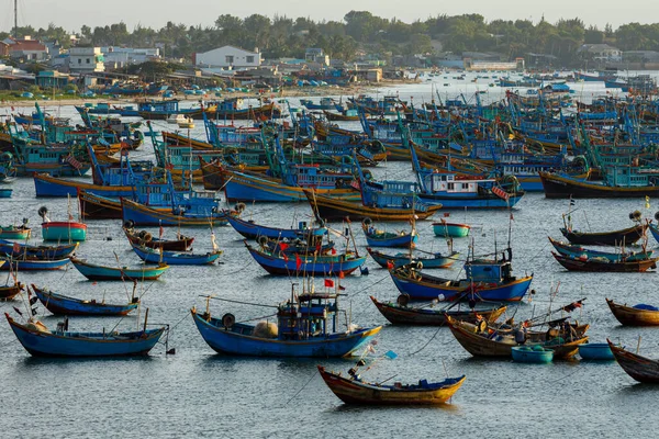 ベトナムのムイネー湾の魚屋ブーツ — ストック写真
