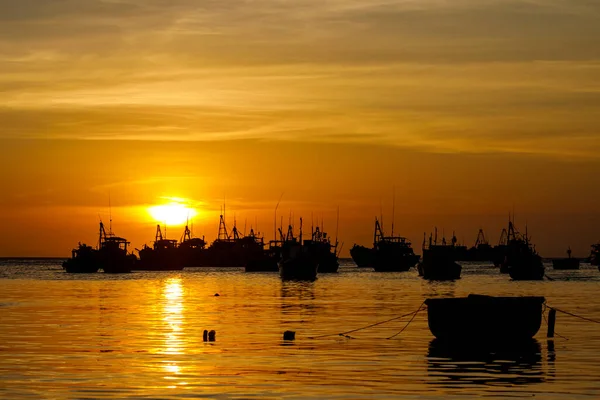 越南梅奈港湾日落时分有渔船 — 图库照片