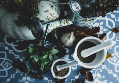 Mutfak, sonbahar tarzında mavi renge ayarlı.