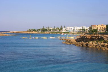 Protaras içinde muhteşem deniz manzaralı. Parlak mavi sessiz su. İncir ağacı Bay Katamaran.