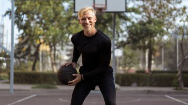 basketbol oynarken yakışıklı sarışın