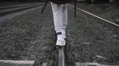 Demiryolu üzerinde olan bir gitar arkadaki kız