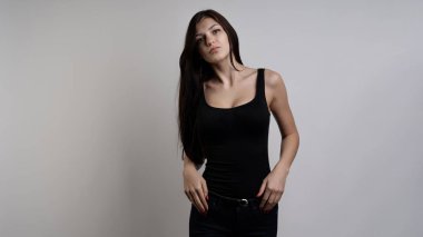 Beyaz arka plan üzerinde poz uzun siyah saçlı güzel genç kadın