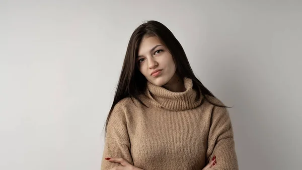 Linda jovem morena em camisola de malha quente no fundo cinza claro — Fotografia de Stock