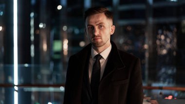 İşadamı ya da avukat ile kentsel moda inci takım elbise. Gece kenti