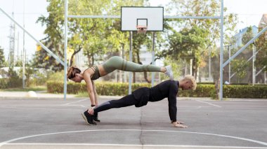 Bir straight-arm yapıyor bir sportsground üzerinde çalışma dışarı kaç egzersiz plank