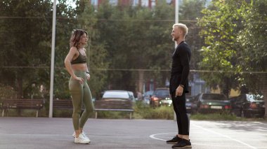 Daha önce bir sportsground eğitim mutlu sportif çift