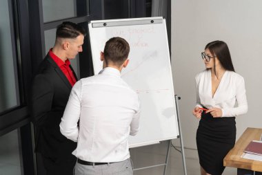 Office Panosu kullanarak verileri analiz genç kendinden emin bisiness kişilik grup