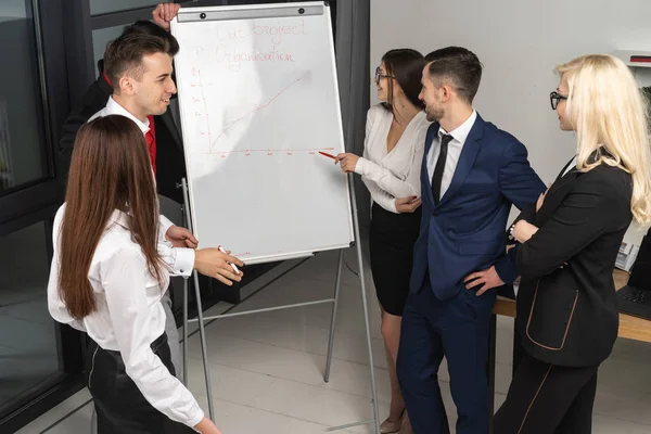 Office Panosu kullanarak verileri analiz genç kendinden emin bisiness kişilik grup