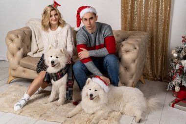 Şık hipster iki kazak köpeklerle poz sonra