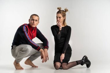 Stüdyo portre katta oturan genç güzel çift