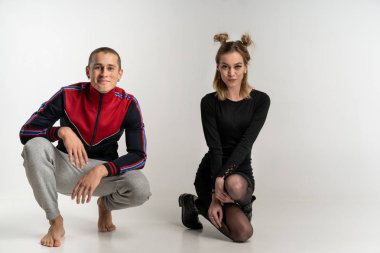 Stüdyo portre katta oturan genç güzel çift