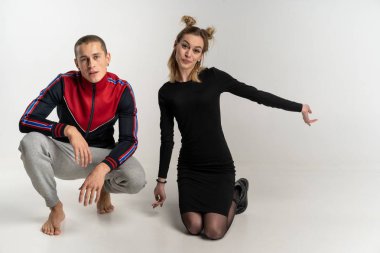 Stüdyo portre katta oturan genç güzel çift