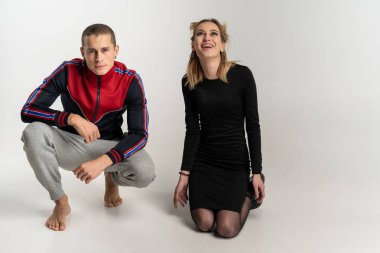 Stüdyo portre katta oturan genç güzel çift