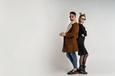 Genç çift ceket sakallı adam ve siyah elbiseli uzun sarı saçlı güzel kadın