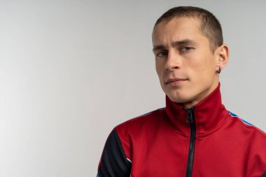 Portre fotoğrafı kayıtsızca giyinmiş genç adam izole üzerinde gri arka plan ayakta