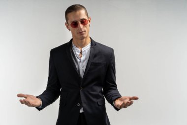 Takım elbiseli şık genç adam. İş tarzı. Fashinable görüntü. Ofis çalışanı. Ayakta ve kameraya bakarak seksi adam