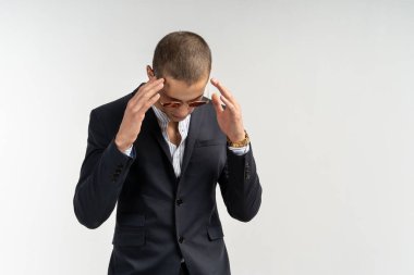 Kısayol takım elbise ve güneş gözlüğü ile karışık genç adam