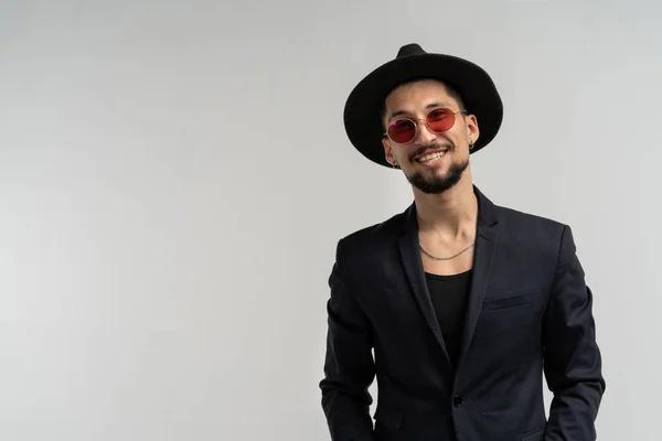 Hombre elegante guapo en traje negro y sombrero en gafas de sol redondas — Foto de Stock