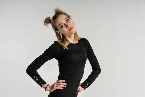 Halblanges Porträt einer jungen hübschen Hipsterin im schwarzen Kleid — Stockfoto