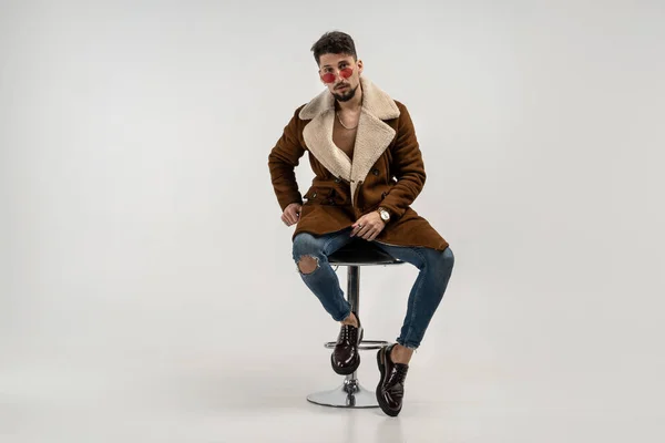 Retrato de guapo modelo elegante masculino en abrigo y gafas de sol — Foto de Stock