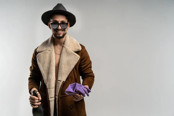 Un hombre guapo con sombrero y abrigo marrón — Foto de Stock