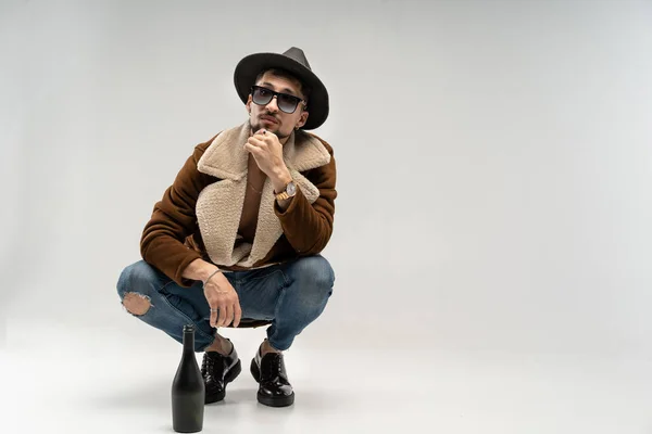 Mode shot van een jonge man van nandsome in hoed en jas — Stockfoto