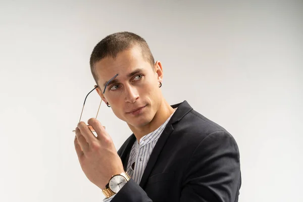 Hombre guapo serio con corte de pelo corto mirando hacia otro lado — Foto de Stock