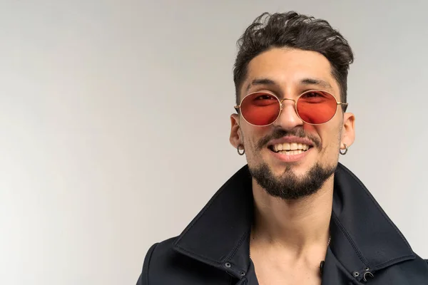 Primer plano retrato de hombre guapo sonriente en gafas de sol en chaqueta negra — Foto de Stock