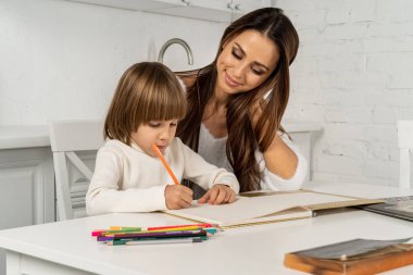 Mutfak yaratıcı bir çocukla görüşmem öğretmen anne