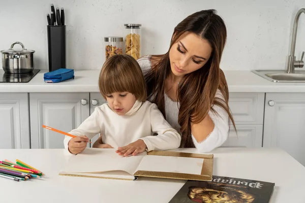 Lärare mamma arbetar med kreativa kid på köket — Stockfoto