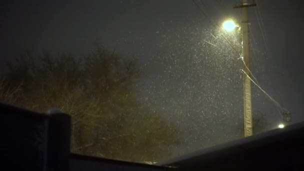 Pogoda za oknem pada śnieg w nocy — Wideo stockowe