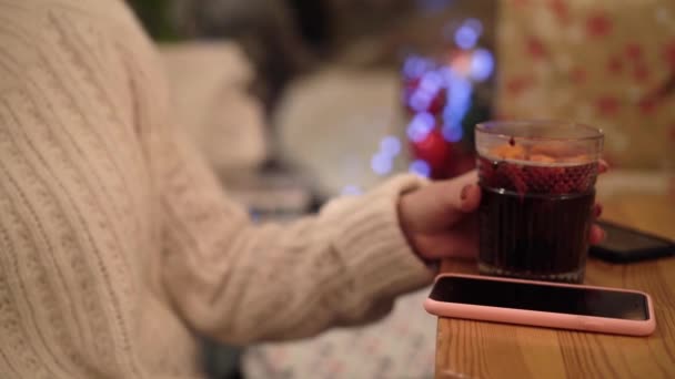 Mulher Segurando Caneca Chá Maçã Bebida Quente Vinho Quente Mãos — Vídeo de Stock