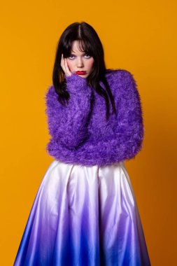 Portre bir tarza sahip profesyonel model giyen mor kazak