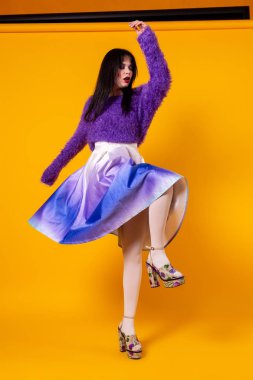 Mor kıyafeti Studio sarı duvar ile vakit büyüleyici hippi kız