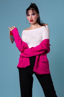 Yüksek topuk ayakkabı onun elinde tutan kadar renkli makyaj ile kız moda