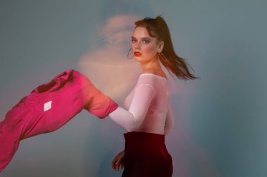 Vogue atış stüdyoda poz bir kadın modeli