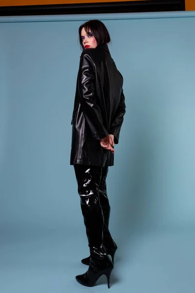 Glamour μοντέλο με σκούρο κοντό τρίχωμα στην υπερμεγέθη μαύρο δερμάτινο μπουφάν — Φωτογραφία Αρχείου