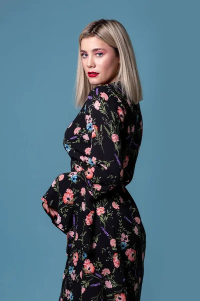 Πολύ σέξι κορίτσι με ξανθά μαλλιά σε ένα σκούρο φόρεμα με λουλούδια — Φωτογραφία Αρχείου