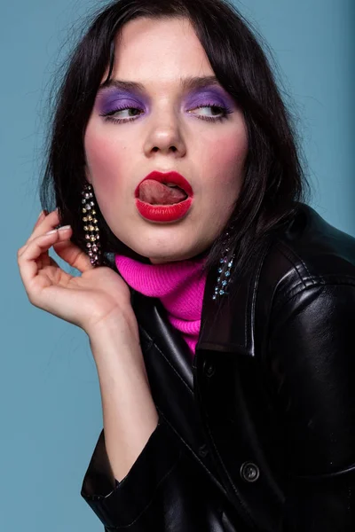 Mode Porträtt av ung modell med färgglad makeup som visar tungan — Stockfoto