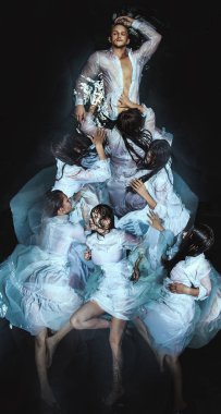 Güzel Sanatlar görüntüleri. Selender efsanevi genç güzel sirenler genç bir çekici adam suyun altında çekerek