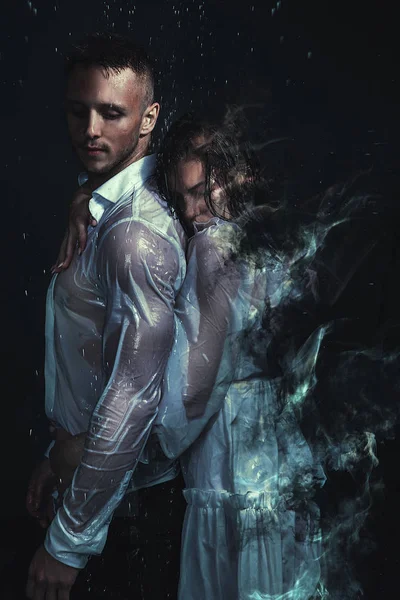 Imágenes de bellas artes. Desenfoque retrato de pareja romántica en camisa blanca y vestido de pie bajo la lluvia — Foto de Stock