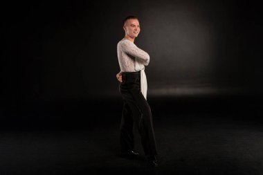 Beyaz gömlek dans duygusal adam görüntüsünü