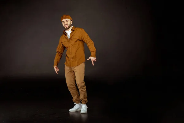 Joven hombre guapo posando y modelando usando ropa beige — Foto de Stock