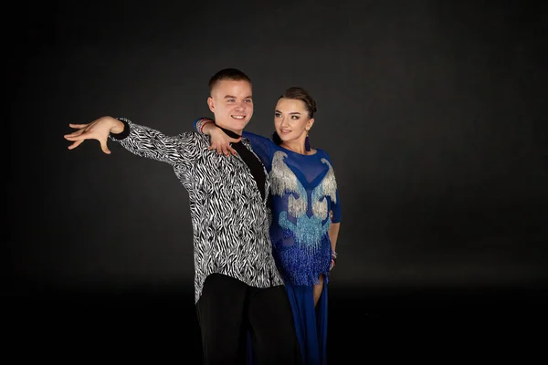 Hermosa pareja de artistas profesionales bailando sobre fondo negro — Foto de Stock