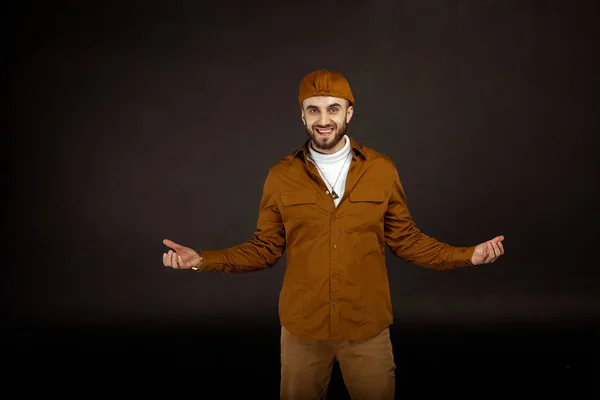 Retrato de un hombre nandsome en una ropa casual — Foto de Stock