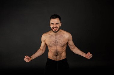 Sakallı genç gömleksiz adam stüdyo çekim