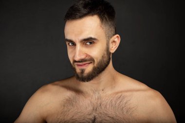 Sakallı yakışıklı çıplak bir adam portresi