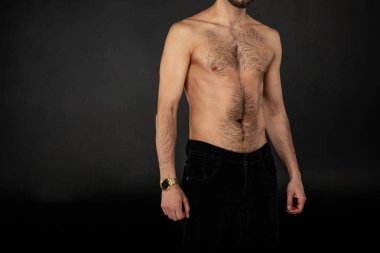 Genç adam withbare çıplak gövde portresi kapatın